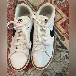 Nike low top size nine!!